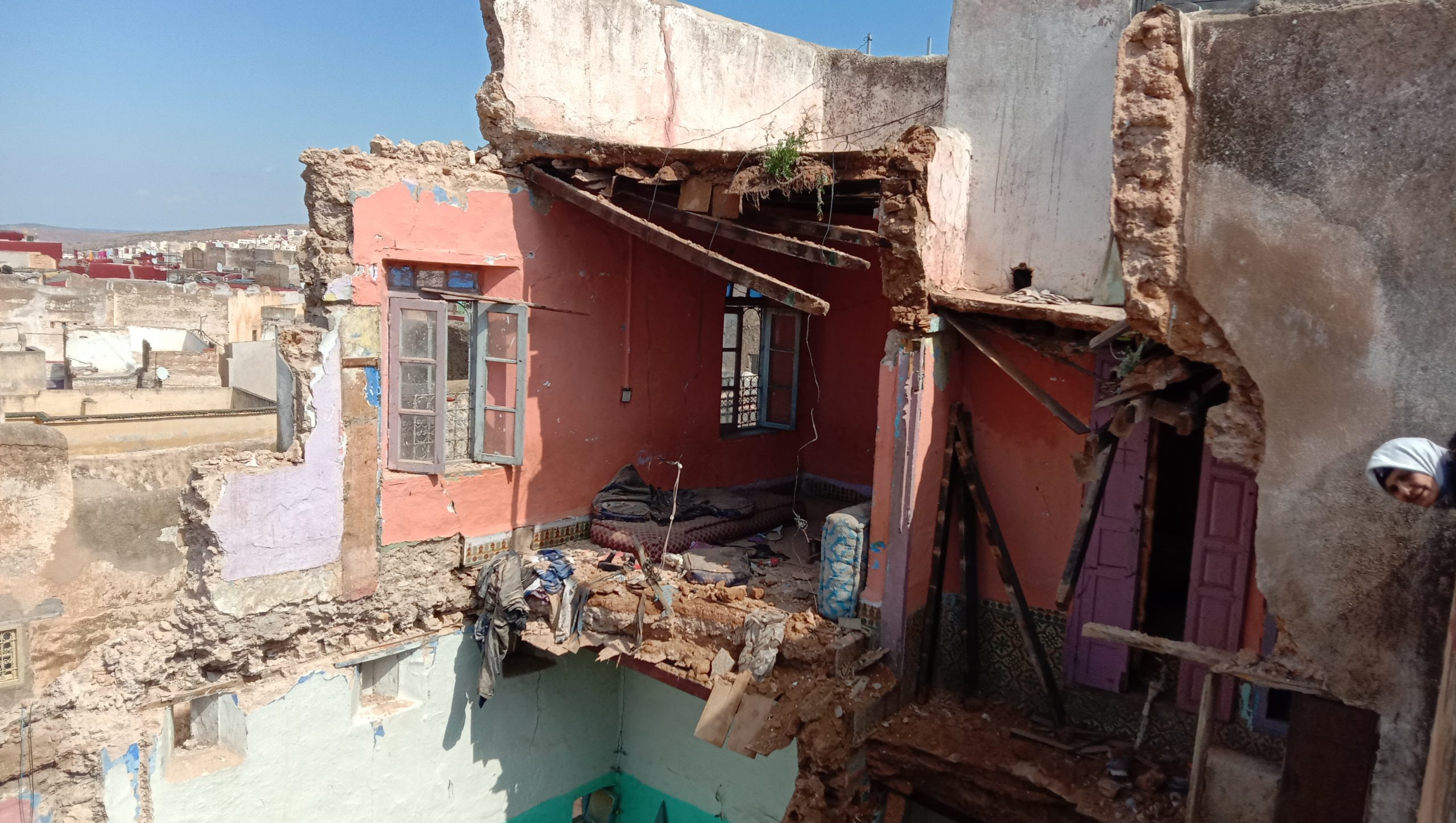 سقوط منزل بالمدينة العتيقة لصفرو يحاصر سكان بداخله
