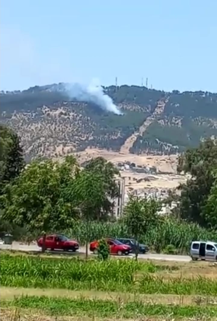 دخان منتشر بجبل ثغات على مشارف مدينة فاس.