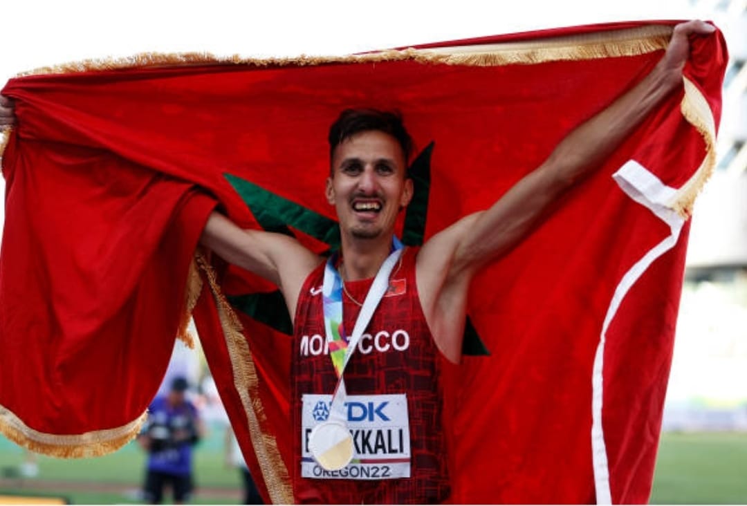 البطل المغربي سفيان البقالي يتوج بطلا عالميا في مسافة 3000 متر موانع ببطولة العالم بيوجين الأمريكية