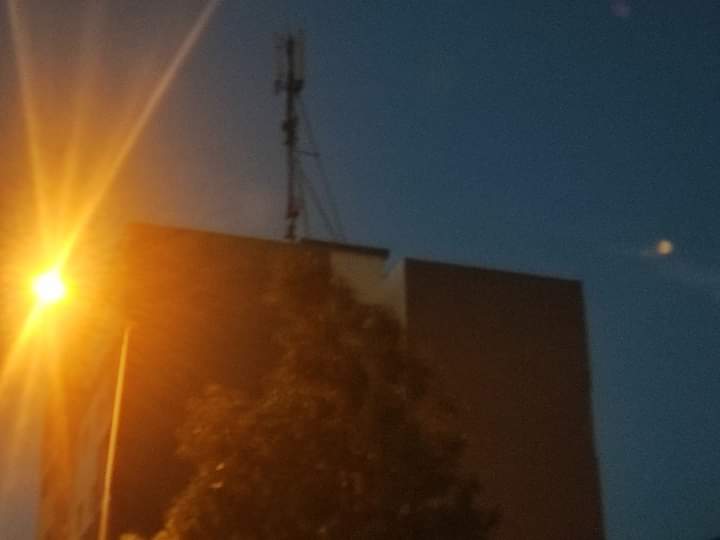 تازة..  نشطاء يطالبون بتدخل المسؤولين لإزالة لاقط هوائي تم تثبيته رغم اعتراض الساكنة
