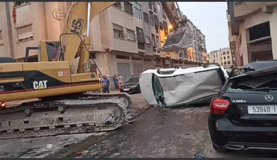 أمن سيدي مومن بالبيضاء يوقف  شخص قام تحت تاثير الخمر بتدمير سيارات مواطنين باستخدام آلة جرف