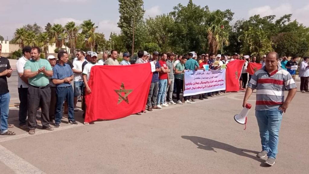 ساكنة دواوير بجماعة كلدمان يحتجون أمام عمالة تازة طلبا لفك العزلة عنهم