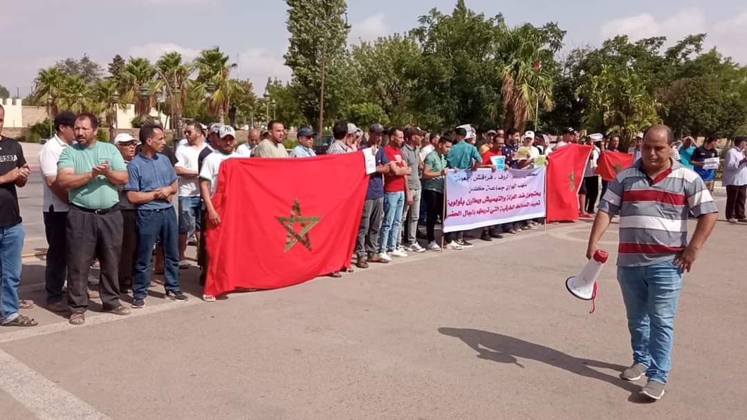 ساكنة دواوير بجماعة كلدمان يحتجون أمام عمالة تازة طلبا لفك العزلة عنهم