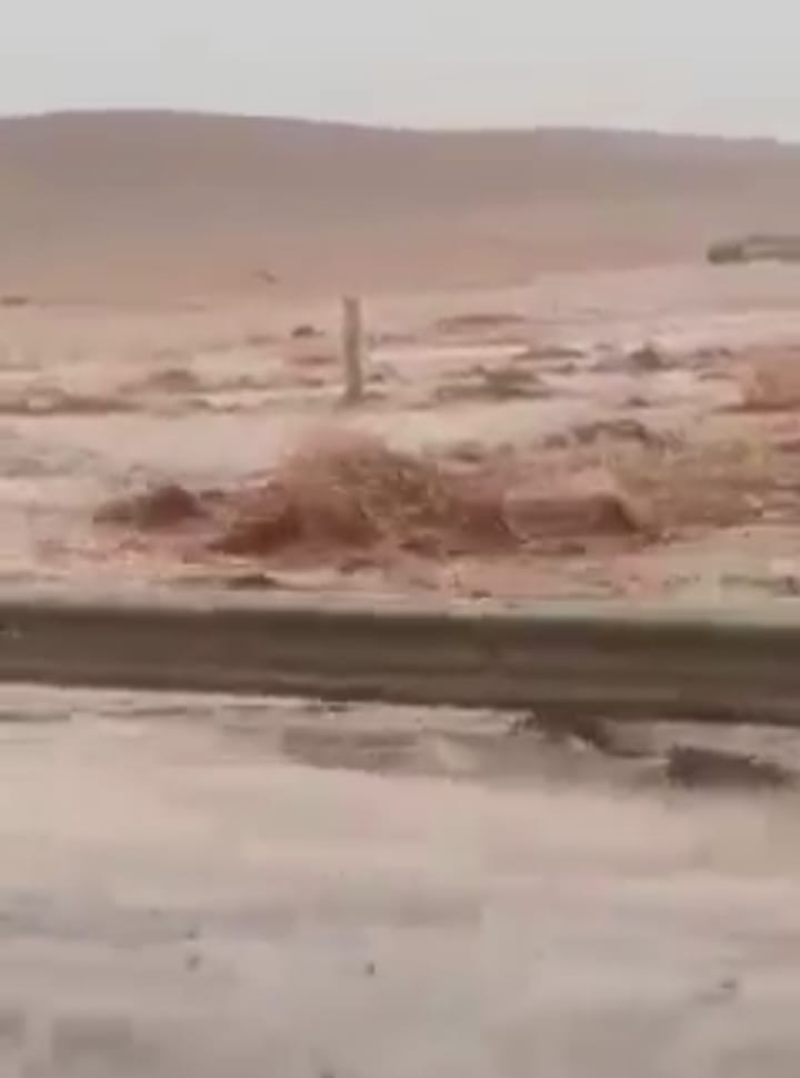 أمطار طوفانية تتسبب في غرق  الطريق السيار بين وجدة والعيون الشرقية