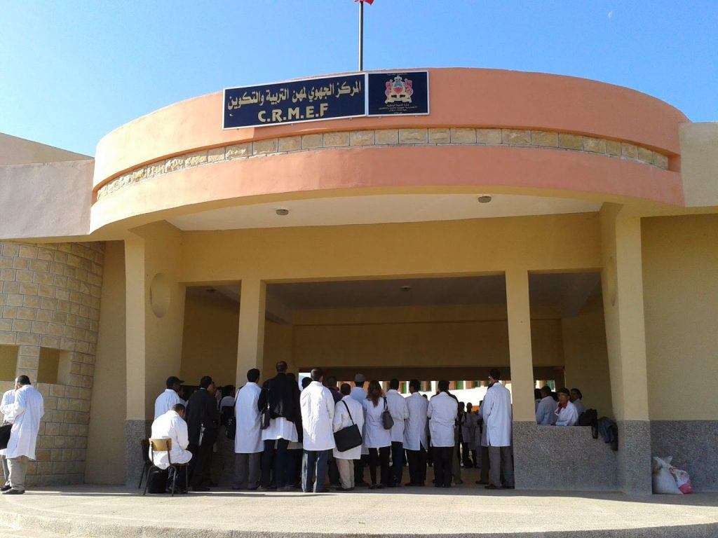 أستاذة متعاقدة تعتصم داخل أكاديمية الشرق احتجاجا على ترسيبها 