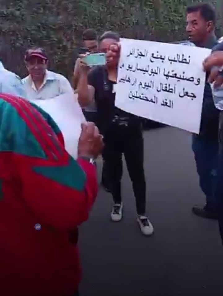 مغاربة يحتجون أمام قنصلية الجزائر بالبيضاء ضد تجنيد الأطفال بمخيمات تندوف