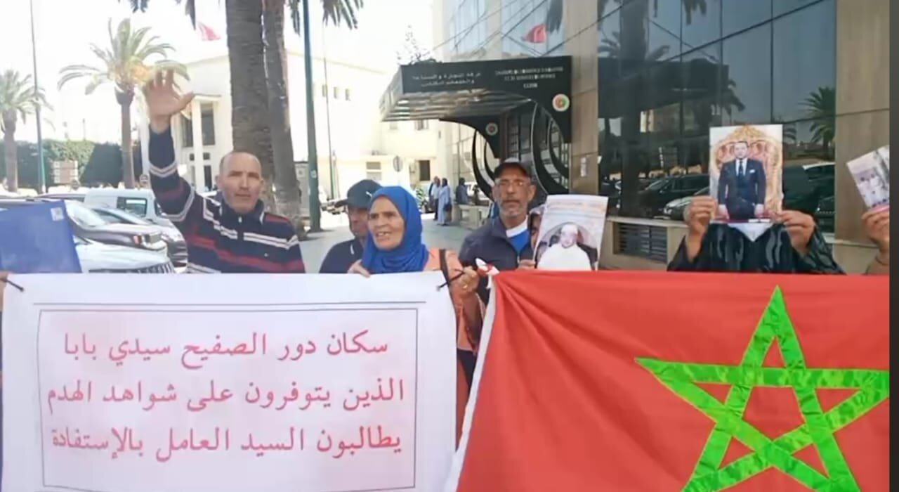 سكان دوار سيدي بابا الصفيحي يحتجون أمام مقر عمالة مكناس
