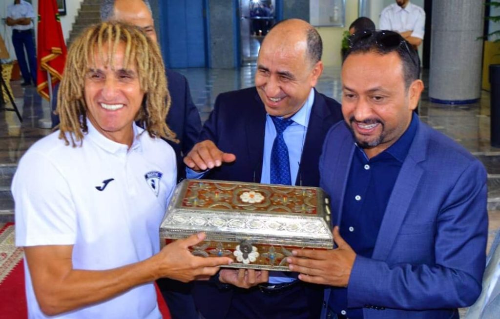مجلس جهة فاس مكناس يكرم مدافع المنتخب الوطني خلال فترة التسعينيات  سماحي التريكي