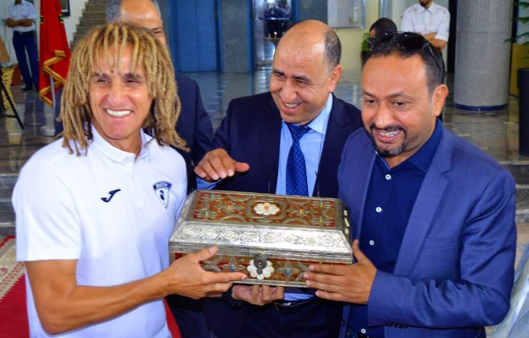 مجلس جهة فاس مكناس يكرم مدافع المنتخب الوطني خلال فترة التسعينيات  سماحي التريكي