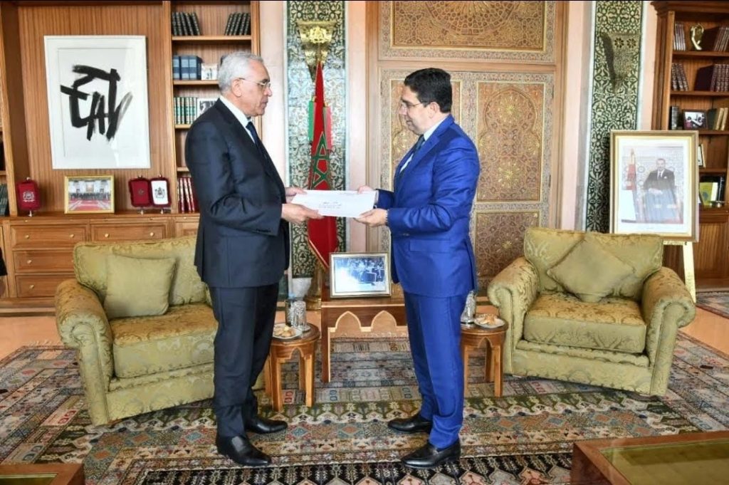 في أول لقاء رسمي بين مسؤولي البلدين ..وزير العدل الجزائري يصل الرباط لتسليم دعوة المشاركة في القمة العربية  للملك محمد السادس