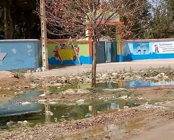 بركة كبيرة من المياه العادمة أمام مؤسسة تعليمية تثير استياء النشطاء ومطالب برفع الضرر