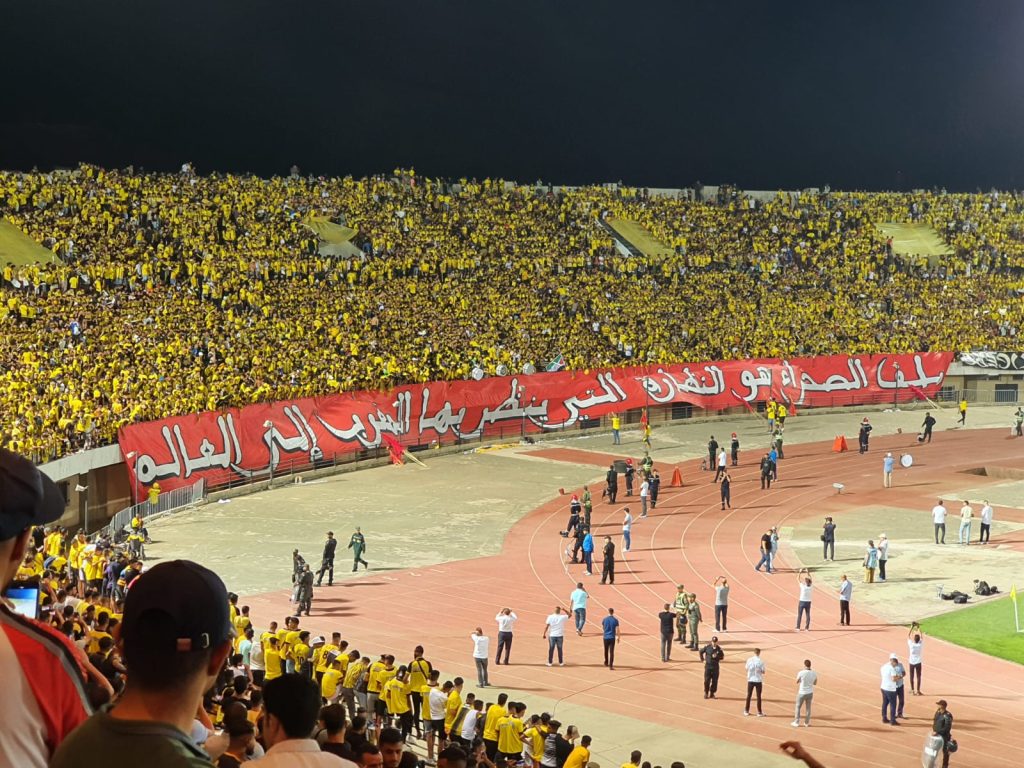 فصيل “الفطال تيغرز” ينقل قضية الصحراء المغربية إلى مدرجات الملاعب