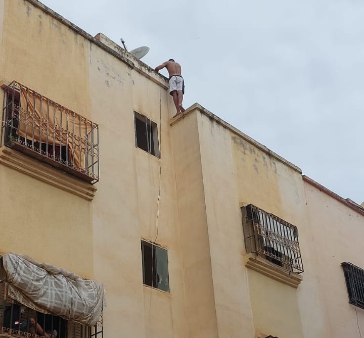 خطير بفاس.. شخص يحمل سكينا يحاول الإنتحار والأسباب مجهولة