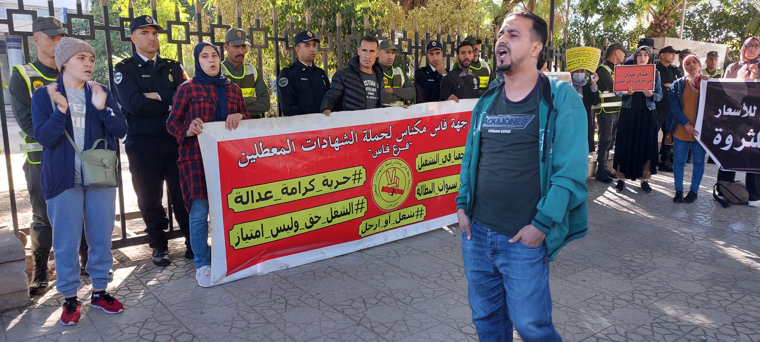 معطلو فاس يصعدون..حاولوا اقتحام مقر ولاية جهة فاس مكناس ويهددون بحرق أنفسهم