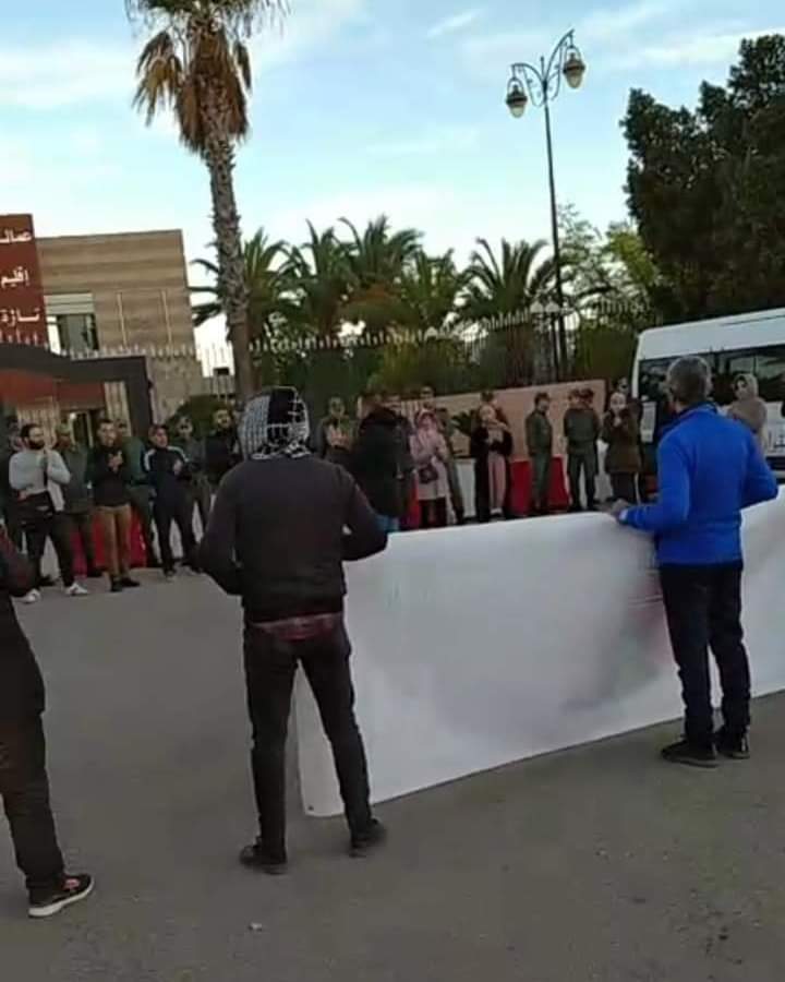 معطلو تازة ينظمون اعتصاما جزئيا أمام عمالة الإقليم