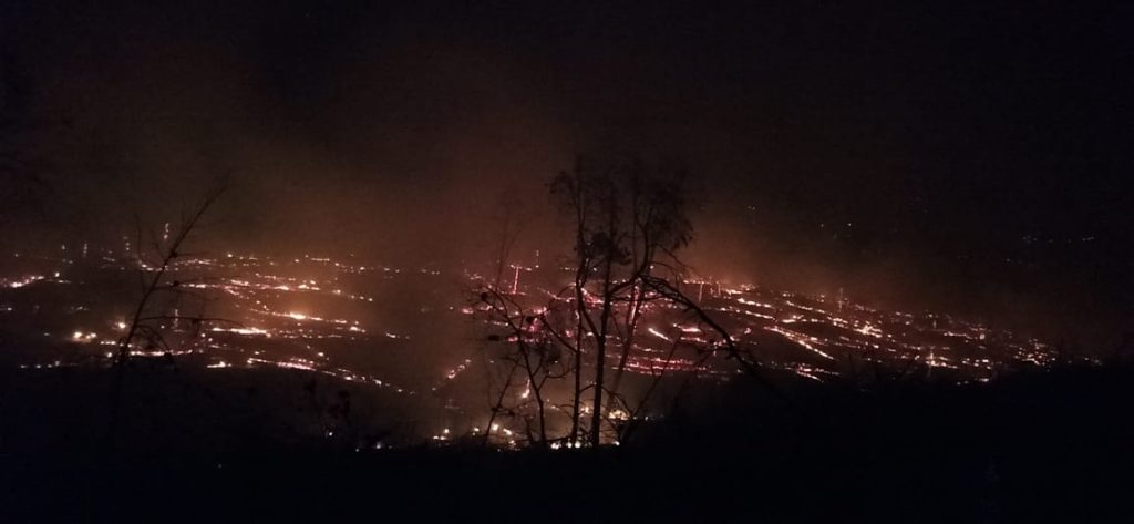 النيران تحاصر 3 دواوير في أعالي جبل القرع بجماعة عين مديونة