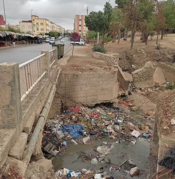 مطالب بتغطية واد للمياه العادمة يمر وسط حي سكني بتازة