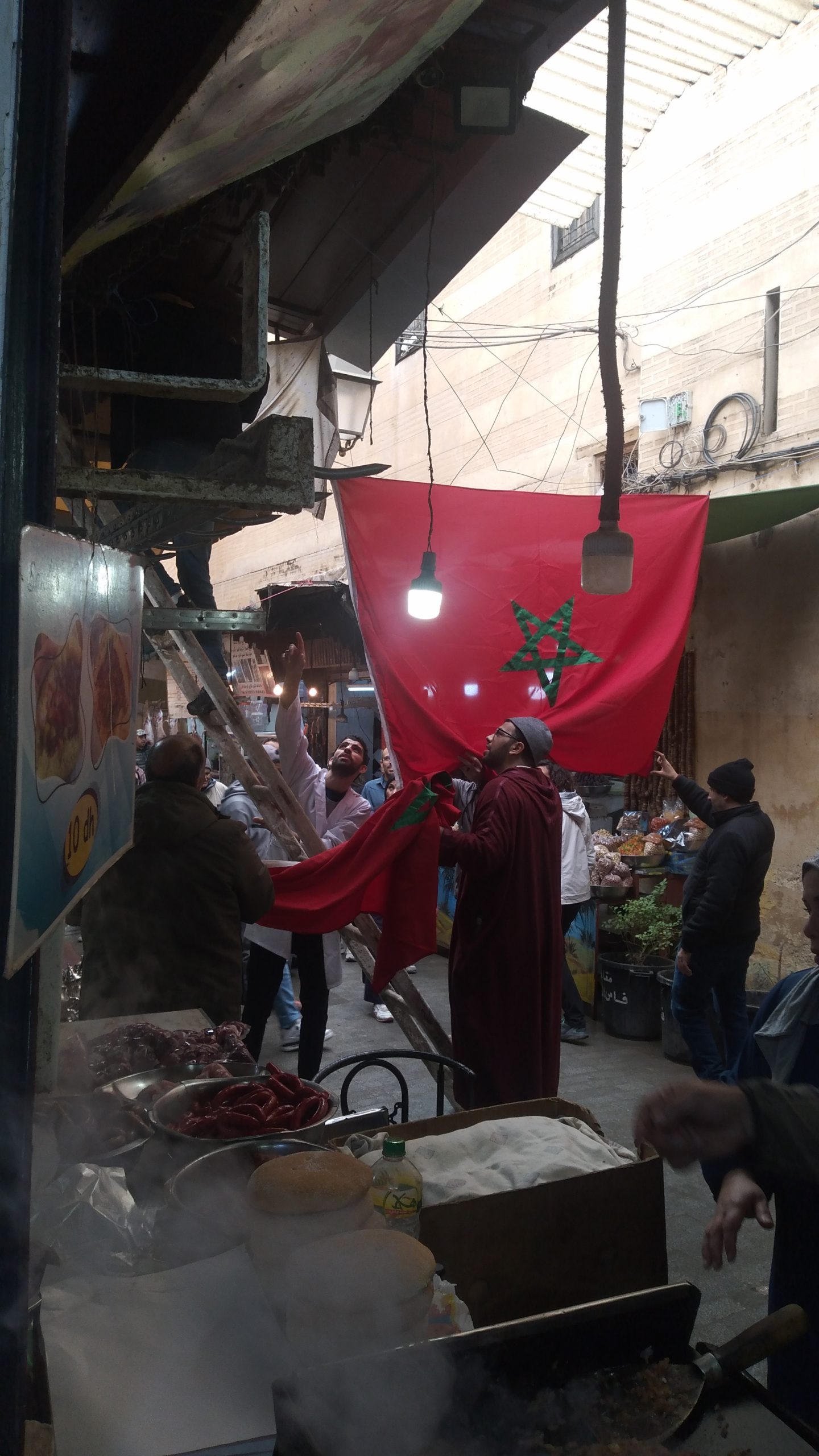 الأعلام المغربية تزين أحياء وأزقة فاس المدينة ساعات قبل مقابلة المغرب وإسبانيا