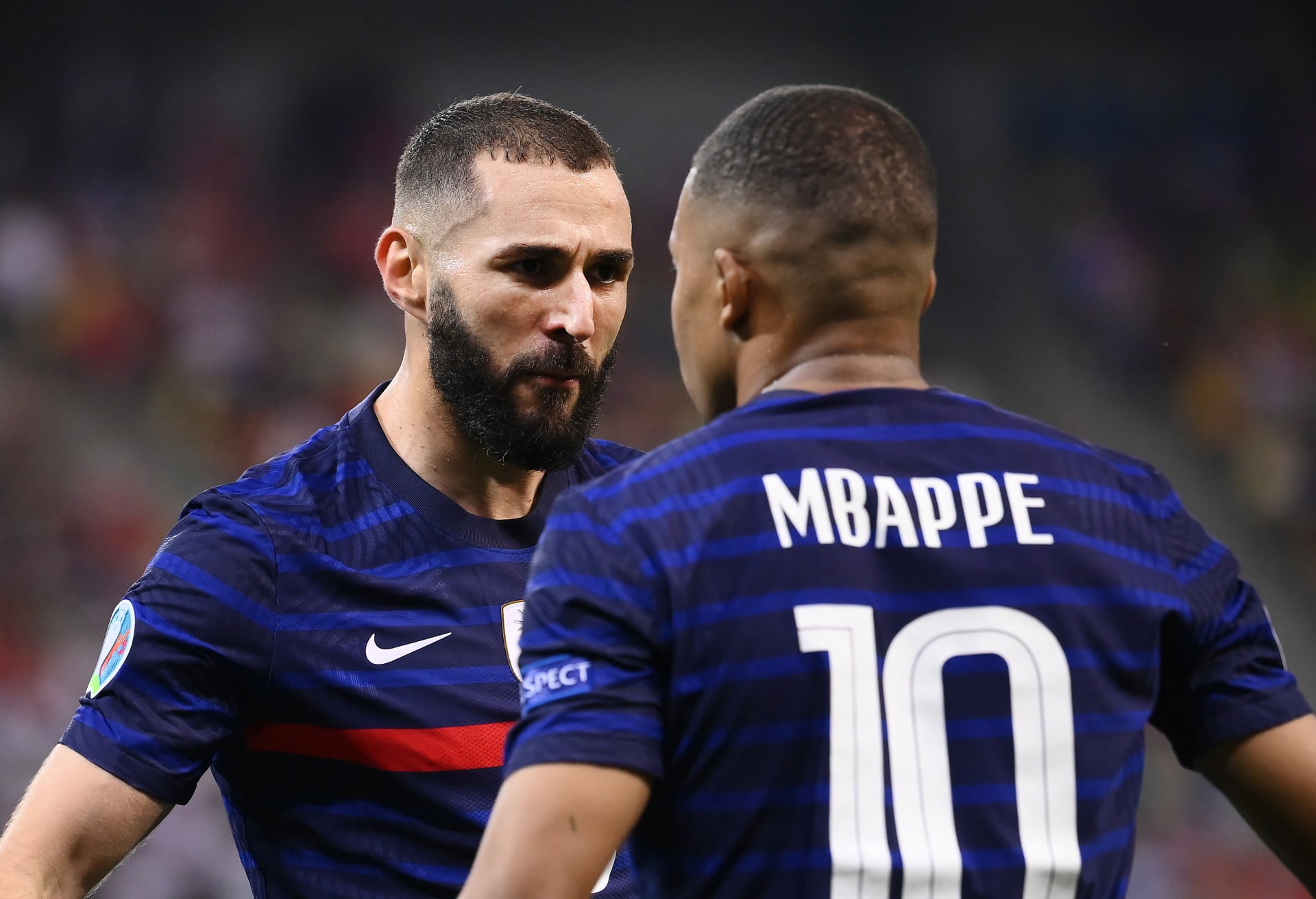 بنزيما يعتزل اللعب دوليا رفقة المنتخب الفرنسي