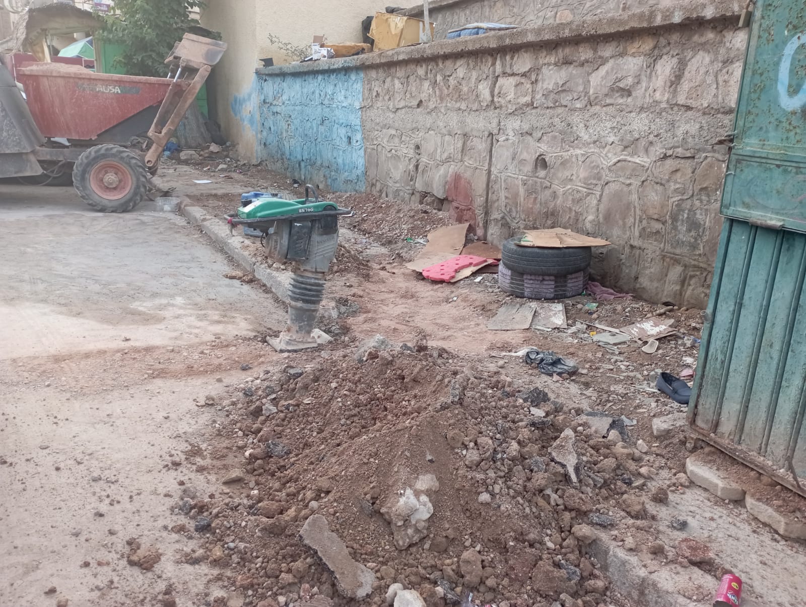 أشغال حفر بدون رخصة تنغص حياة ساكنة الشارع الرئيسي بمقاطعة جنان الورد