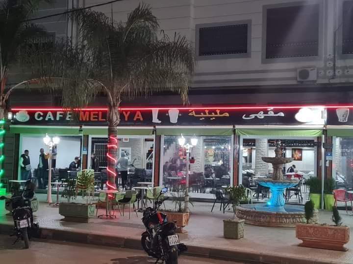 في زمن اللهطة..مقهى بتاوجطات تهدي زبنائها الورود وترفض رفع أسعار المشروبات