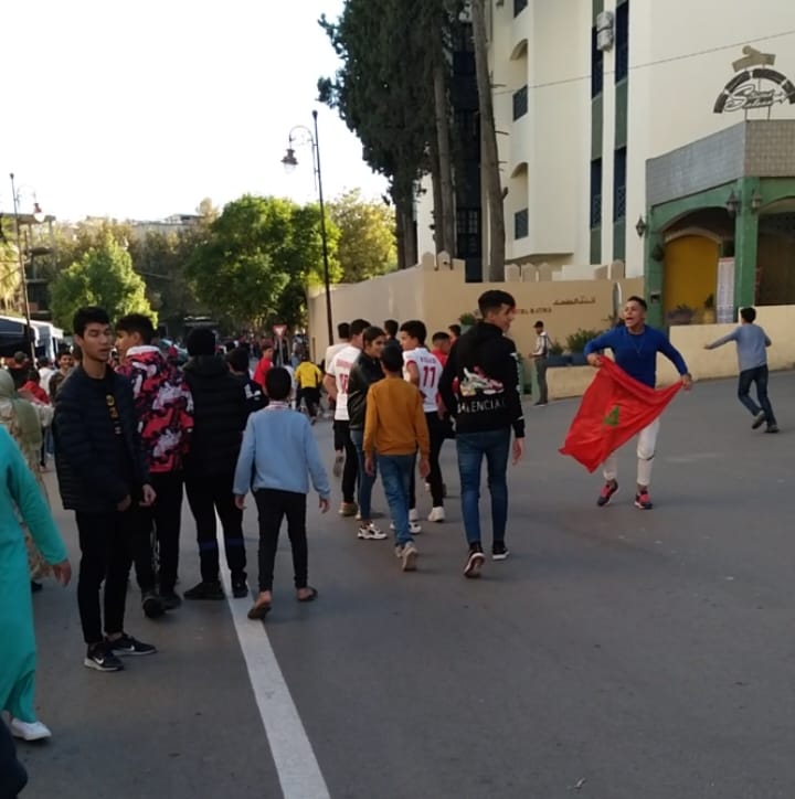 ساعات قبل المباراة.. مقاهي المدينة العتيقة بفاس بدأت تستقبل الراغبين في مشاهدة مباراة المغرب وإسبانيا