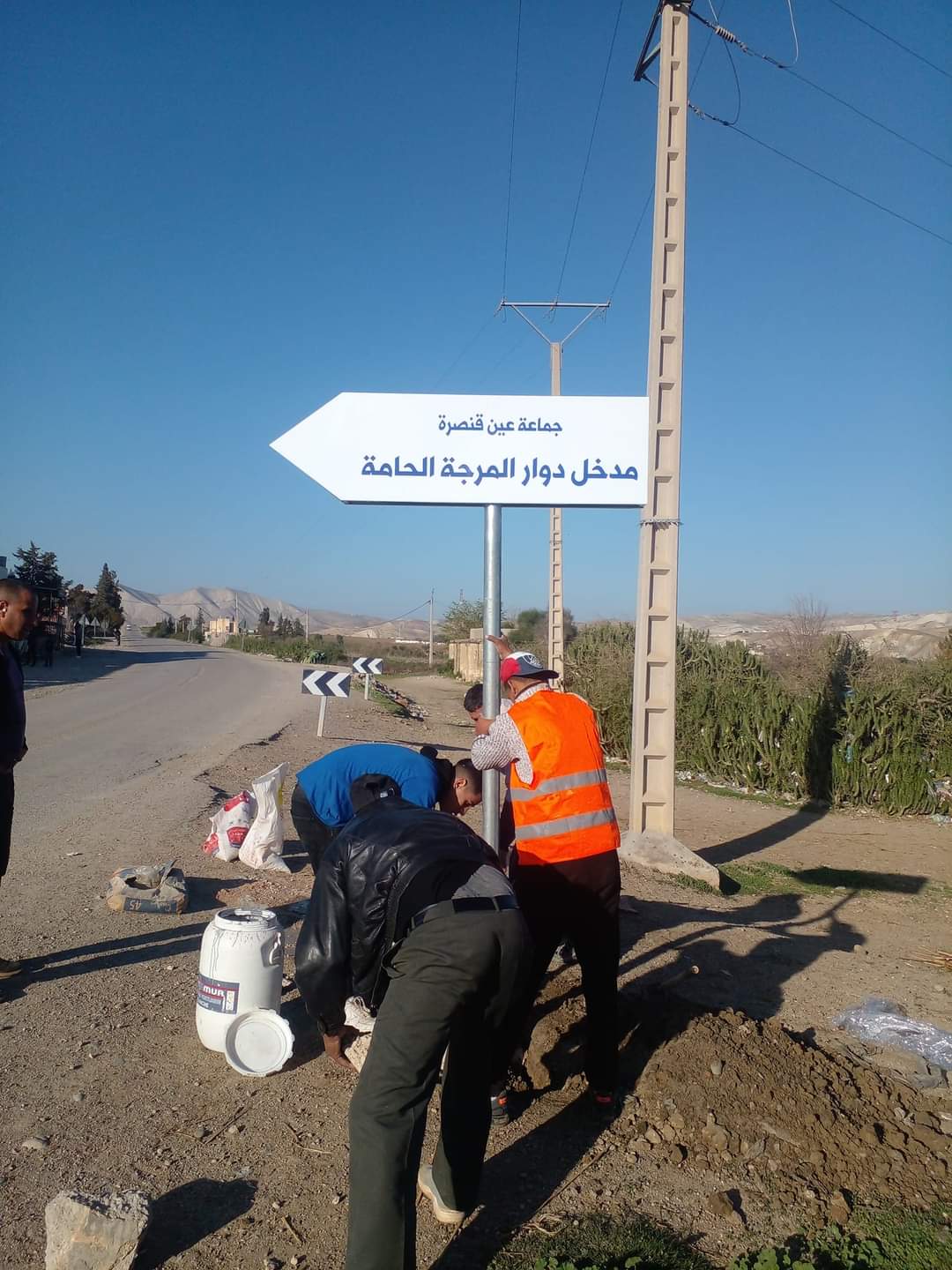 جماعة عين قنصرة تضع علامات تشوير لتحديد اتجاهات الدواوير التابعة لها