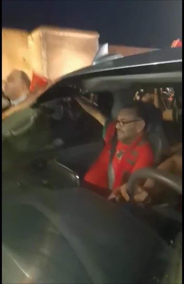 مرتديا قميص المنتخب الوطني..الملك محمد السادس يشارك المغاربة فرحة التأهل لربع نهائي كأس العالم