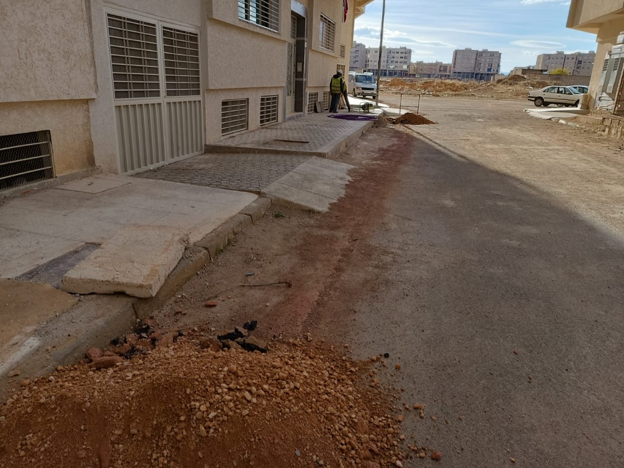 عشوائية في أشغال مد الألياف البصرية  تلحق أضرارا بأزقة حي الرياض بفاس وتثير غضب الساكنة