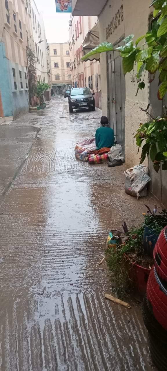 بالموازاة مع وجود رئيس مقاطعة زواغة بقطر متشرد يعيش حالة مزرية
