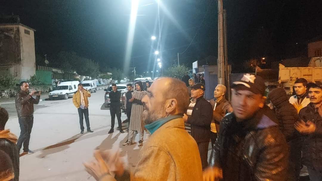 ساكنة جماعة طهر السوق تحتج على غياب الأطر الطبية بمستوصف الجماعة بعد وفاة شاب