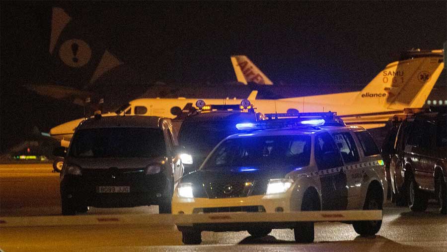 بتواطؤ مع امراة إدعت أنها تلد.. فـرار 28 مغربيا من طائرة بعد هُبوطها اضطراريا ببرشلونة