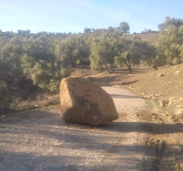 حجر بطريق أحد دواوير تاونات يثير استياء الساكنة
