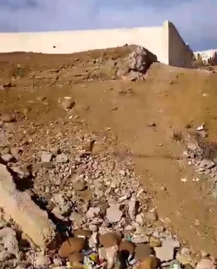 انتشار مخلفات البناء بجانب إعدادية بتاونات يثير غضب الساكنة