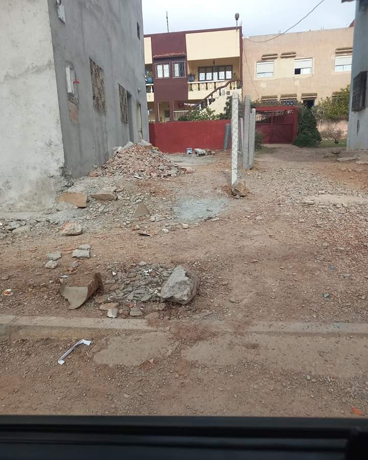أمام صمت المسؤولين.. مواطن يقتطع جزء من الشارع العام لتسييج منزله بتاهلة