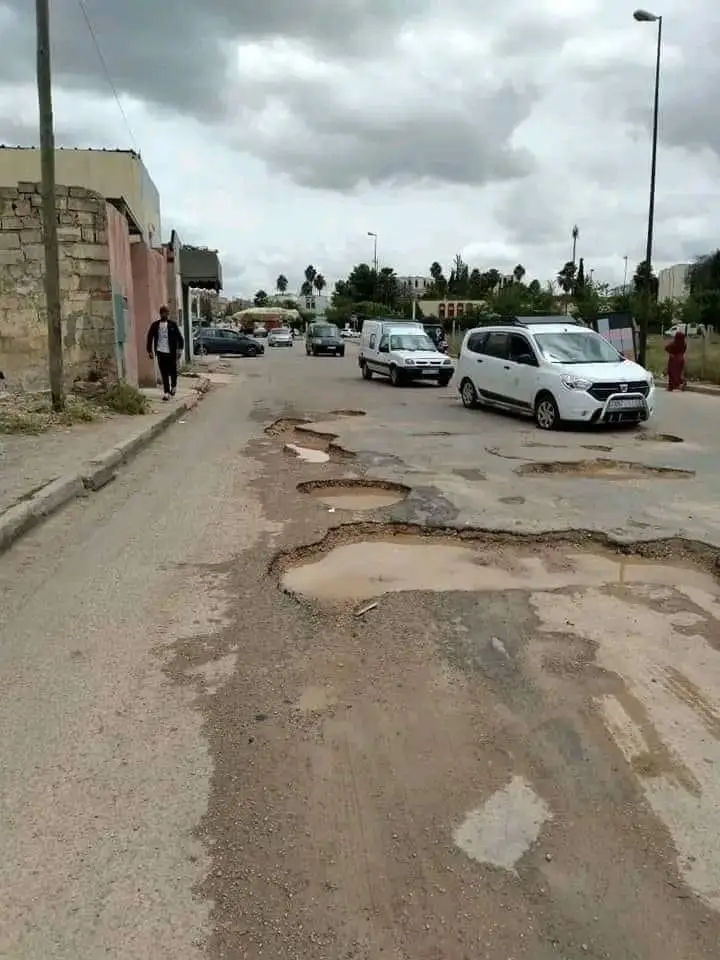 انتشار الحفر وضعف البنية الطرقية يؤرق ساكنة مكناس