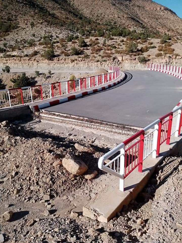 إغلاق قنطرة بسكورة في وجه النقل رغم انتهاء الأشغال يثير غضب الساكنة