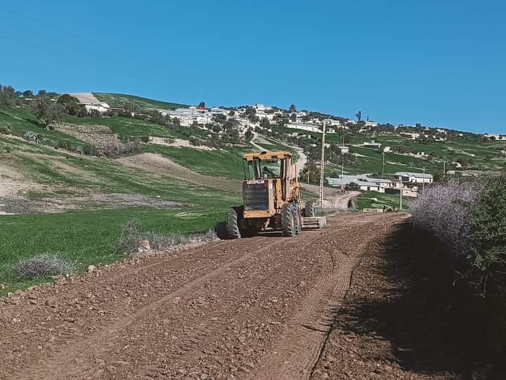 آليات مجموعة الجماعات التعاون تفتح المسالك الطرقية بمركز دوار الزوينات