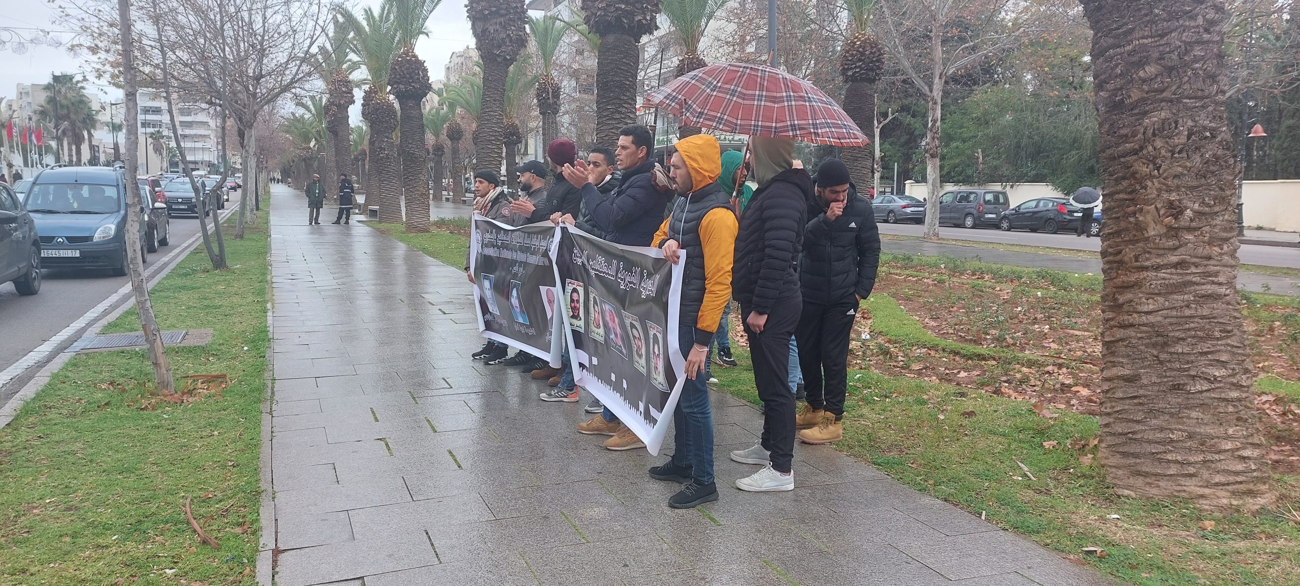 معطلو الجمعية الوطنية بفاس يحتجون تحت الأمطار للمطالبة بالحق في الشغل