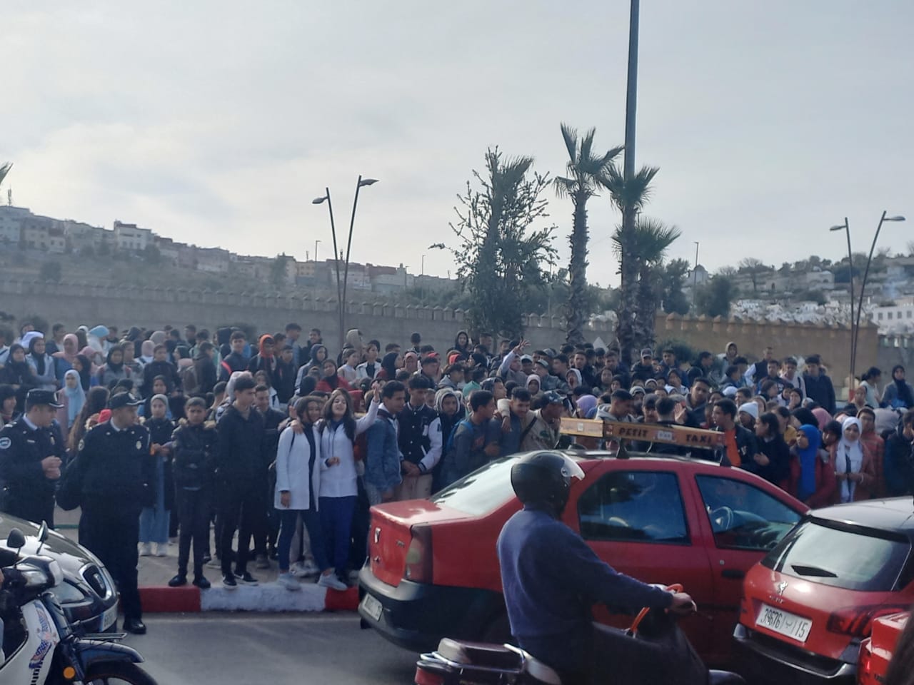 تلاميذ بفاس يخرجون للشارع احتجاجا على عدم توصلهم بنقطهم
