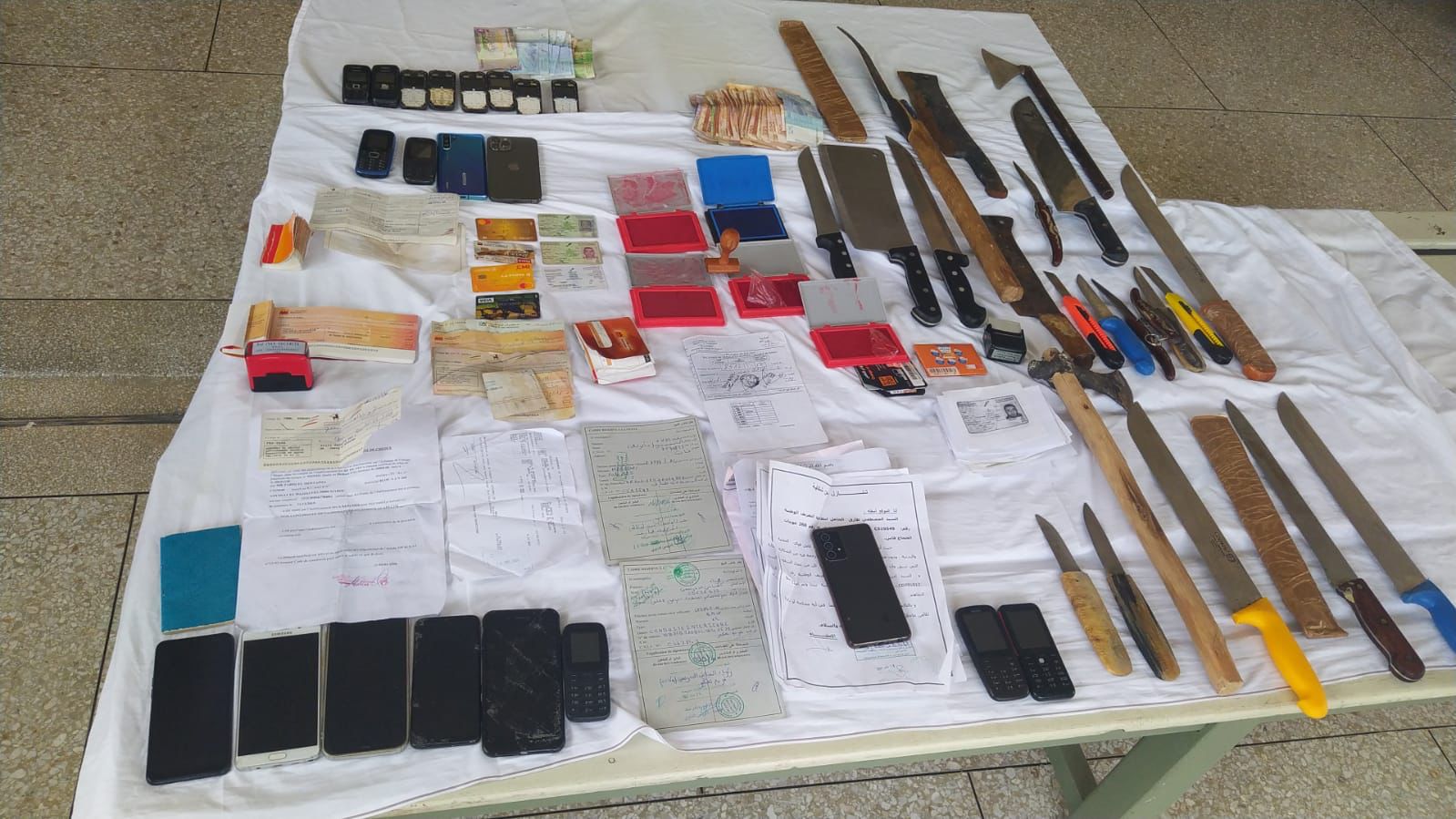 حجزت لديهم كمية كبيرة من الأسلحة البيضاء..قوة خاصة لتوقيف  متطرفين  بفاس متهمين بالابتزاز