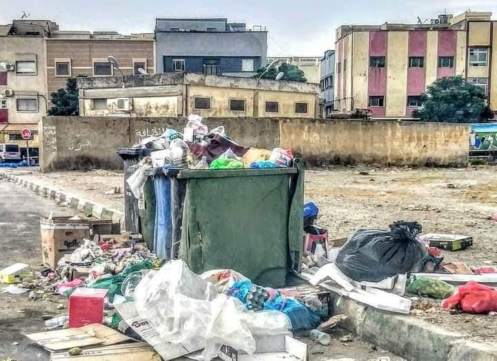 غياب الحاويات وضعف الآليات اللوجستيكية يساهم في انتشار الأزبال بتازة