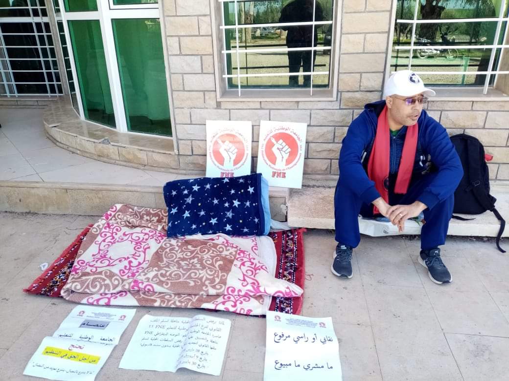 نقابي يدخل في اعتصام أمام مقر الدائرة الأولى بتاهلة