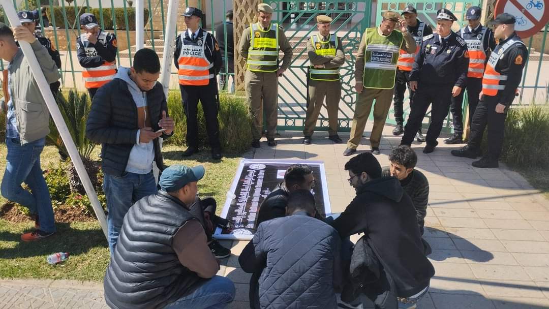 معطلو الجمعية الوطنية لحملة الشهادات يعودون للاحتجاج أمام مقر ولاية جهة فاس مكناس