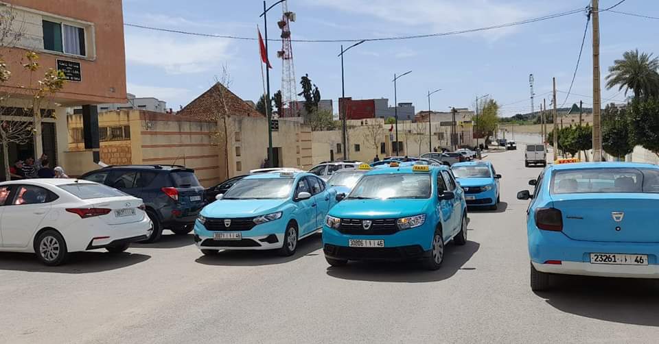 التشوير الطرقي يخرج سائقي سيارات الأجرة الصغيرة بتاهلة للاحتجاج