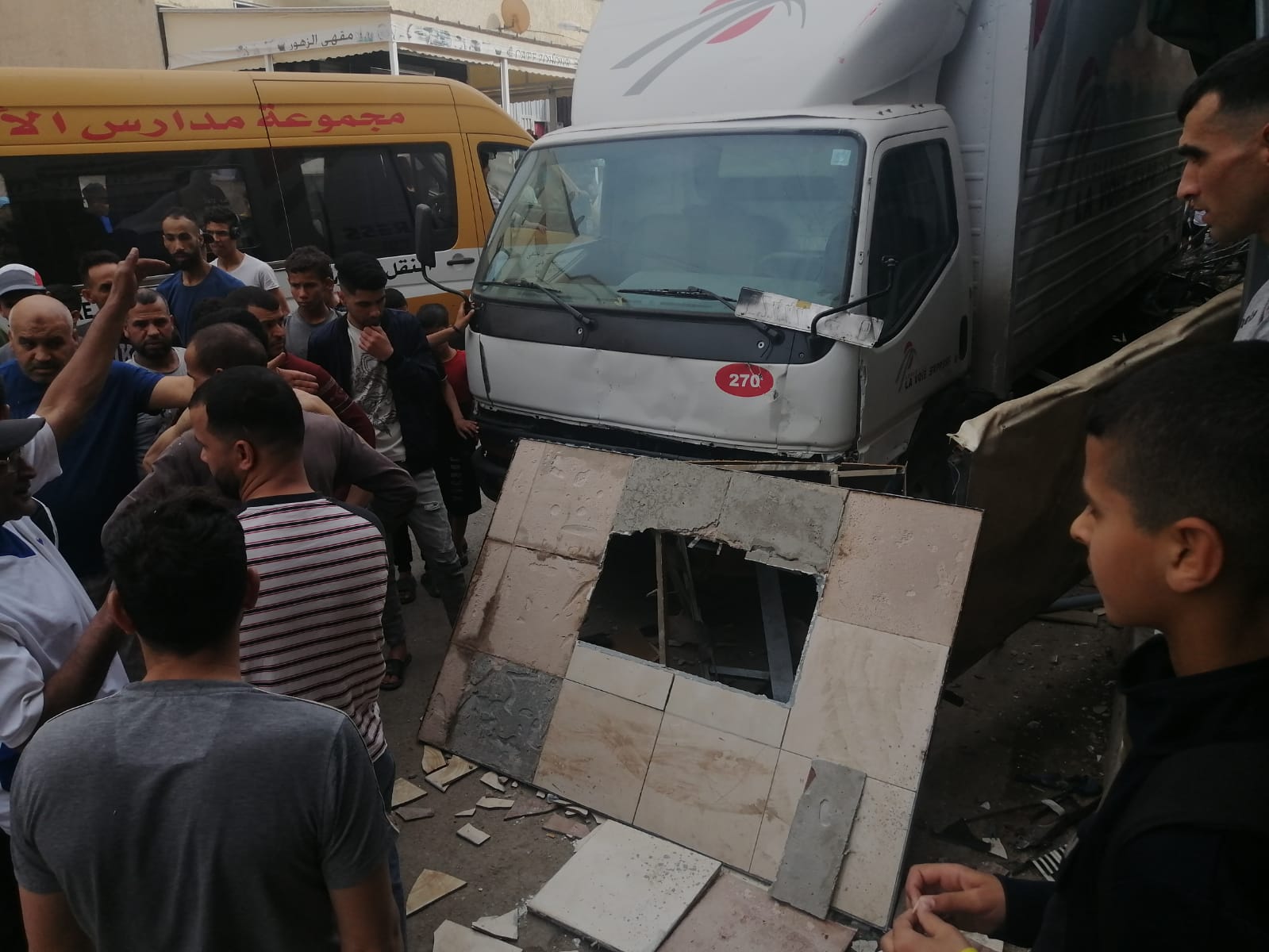 عطل في فرامل شاحنة يتسبب في حادث مروري خطير بصهريج كناوة
