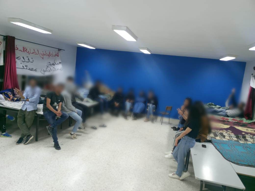 طلبة تازة يحتجون على غياب الحي والمطعم الجامعيين