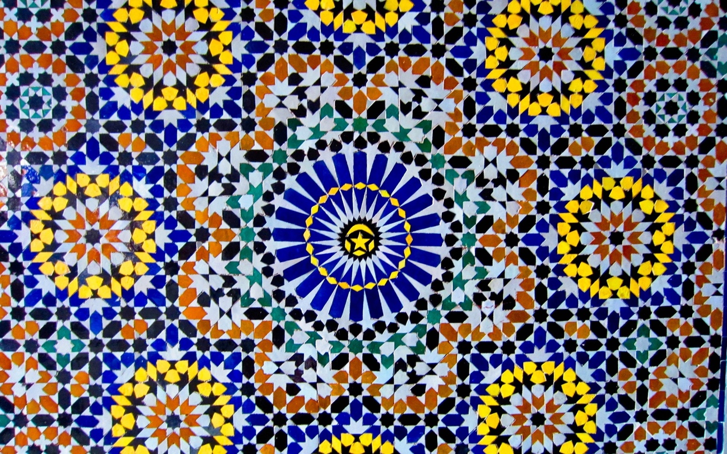 وكالة “رويترز” العالمية تتغنى بجمالية الزليج الفاسي ومهارة الصانع التقليدي