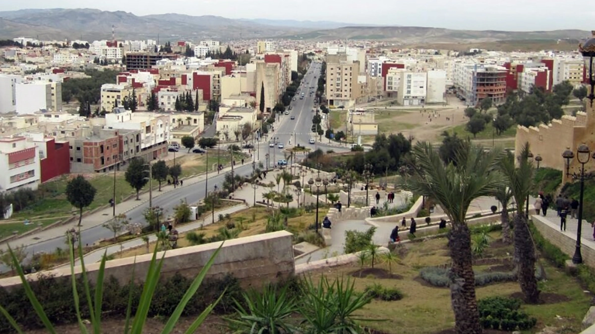 لامتصاص غضب الساكنة..جماعة تازة توظف عمال موسميين لكنس وتنظيف شوارع المدينة