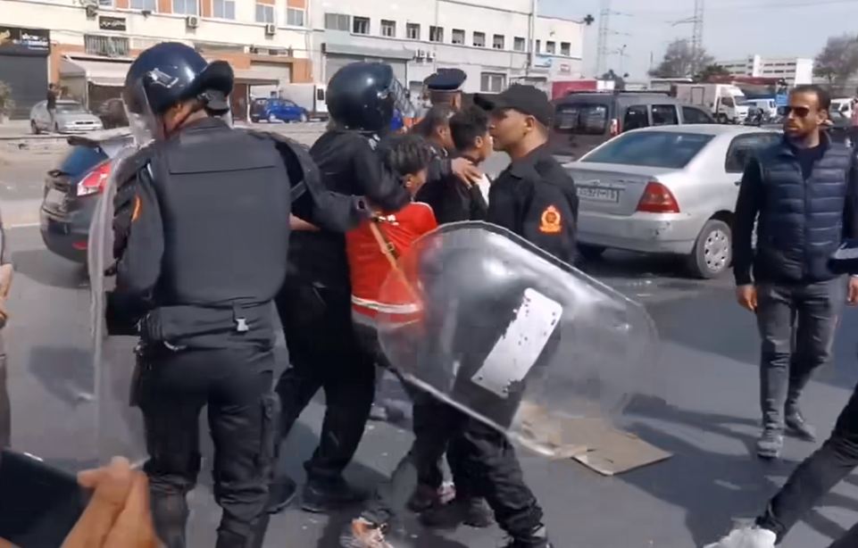 النيابة العامة تقرر إيداع 126 مشجعا للنادي المكناسي السجن على خلفية أحداث شغب مباراة الطاس